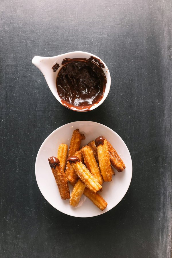 Quelle est la meilleure technique pour faire des churros maison avec une sauce au caramel beurre salé ?