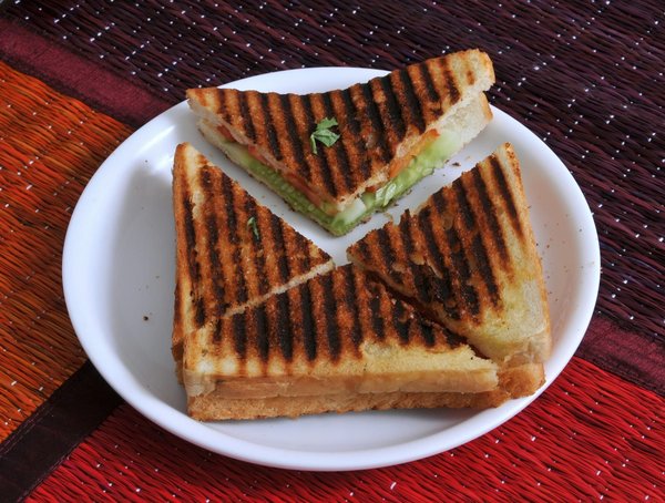 Comment choisir un grille-sandwich avec plaques antiadhésives pour un nettoyage facile?